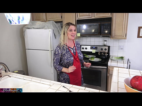 ❤️ Ibu tiri memerah susunya di dapur sebelum tarikhnya ❌ Video lucah pada ms.kiss-x-max.ru